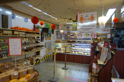 NOC-Covid-19-004 Interieur van een bakkerij tijdens de Covid-19 epidemie. In de winkel hangt een zelfgemaakt bord ...